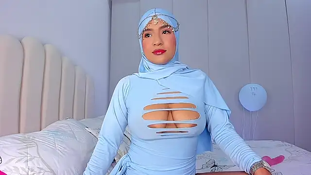 Snapshot of Amira-Zahra chatting on 04/22/26, 10:11 Amira-Zahra online show from 04/22/26, 10:11
