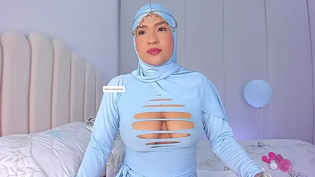 Snapshot of Amira-Zahra chatting on 04/25/26, 10:07 Amira-Zahra online show from 04/25/26, 10:07