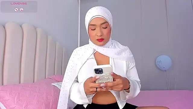 Snapshot of Amira-Zahra chatting on 05/24/26, 07:19 Amira-Zahra online show from 05/24/26, 07:19