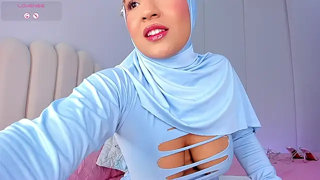 Snapshot of Amira-Zahra chatting on 06/12/26, 10:41 Amira-Zahra online show from 06/12/26, 10:41