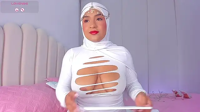 Snapshot of Amira-Zahra chatting on 06/15/26, 10:12 Amira-Zahra online show from 06/15/26, 10:12