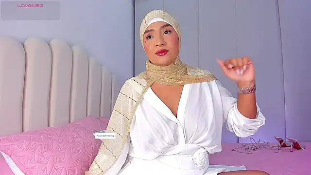 Snapshot of Amira-Zahra chatting on 06/16/26, 10:45 Amira-Zahra online show from 06/16/26, 10:45