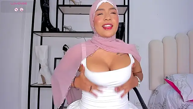 Snapshot of Amira-Zahra chatting on 07/22/26, 10:45 Amira-Zahra online show from 07/22/26, 10:45