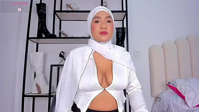 Snapshot of Amira-Zahra chatting on 07/23/26, 10:29 Amira-Zahra online show from 07/23/26, 10:29