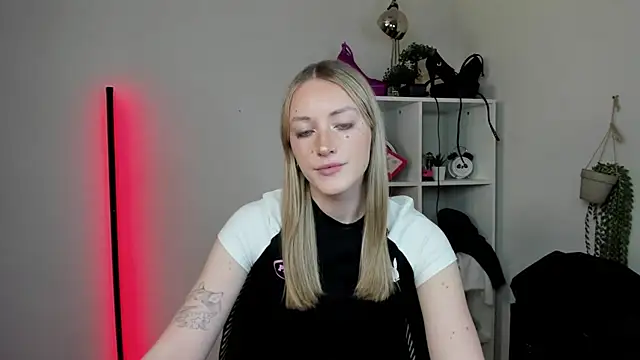 EvelynBlond online show from 04/01/26, 12:39