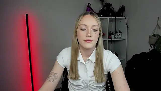 EvelynBlond online show from 04/15/26, 12:23