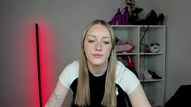 EvelynBlond online show from 04/21/26, 12:22