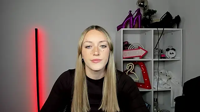 Snapshot of EvelynBlond chatting on 04/29/26, 12:31 EvelynBlond online show from 04/29/26, 12:31