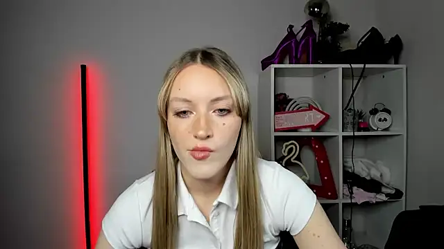 Snapshot of EvelynBlond chatting on 04/30/26, 12:33 EvelynBlond online show from 04/30/26, 12:33