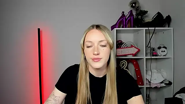 Snapshot of EvelynBlond chatting on 05/04/26, 12:34 EvelynBlond online show from 05/04/26, 12:34