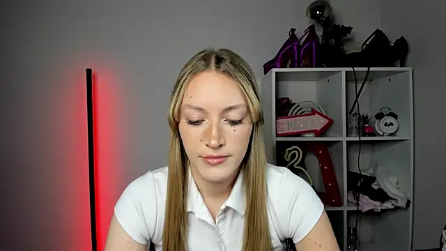 Snapshot of EvelynBlond chatting on 05/06/26, 12:43 EvelynBlond online show from 05/06/26, 12:43