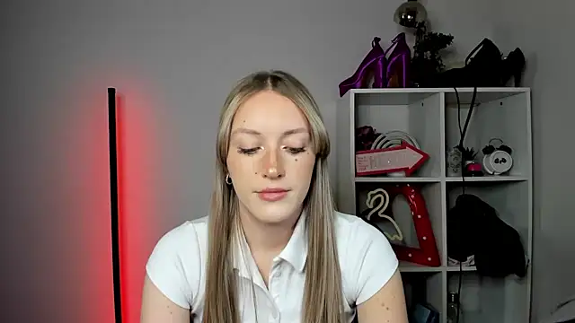 Snapshot of EvelynBlond chatting on 05/08/26, 12:32 EvelynBlond online show from 05/08/26, 12:32