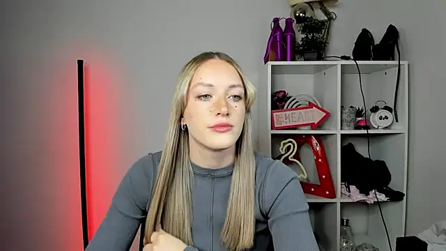 Snapshot of EvelynBlond chatting on 05/11/26, 12:33 EvelynBlond online show from 05/11/26, 12:33