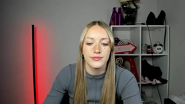 Snapshot of EvelynBlond chatting on 05/11/26, 04:37 EvelynBlond online show from 05/11/26, 04:37