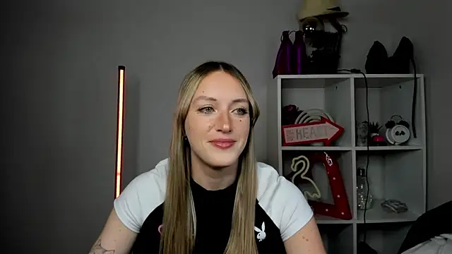 Snapshot of EvelynBlond chatting on 05/13/26, 12:46 EvelynBlond online show from 05/13/26, 12:46