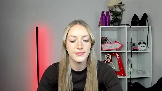 Snapshot of EvelynBlond chatting on 05/14/26, 12:45 EvelynBlond online show from 05/14/26, 12:45