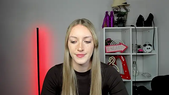 Snapshot of EvelynBlond chatting on 05/15/26, 05:25 EvelynBlond online show from 05/15/26, 05:25