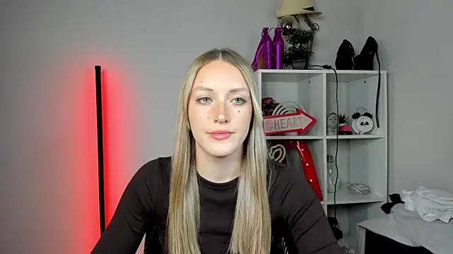 Snapshot of EvelynBlond chatting on 05/18/26, 12:55 EvelynBlond online show from 05/18/26, 12:55