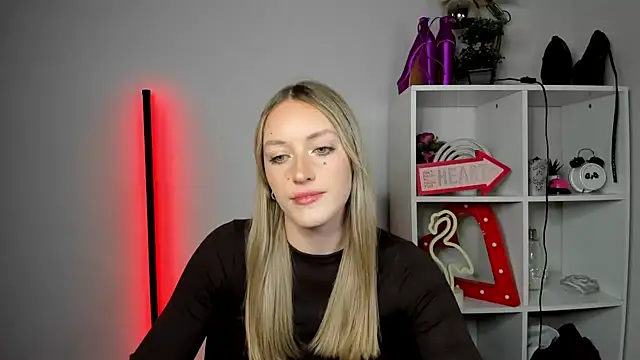 Snapshot of EvelynBlond chatting on 05/19/26, 12:44 EvelynBlond online show from 05/19/26, 12:44