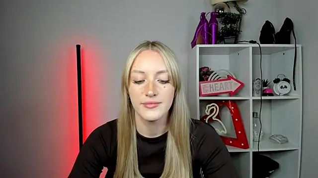 Snapshot of EvelynBlond chatting on 05/20/26, 12:44 EvelynBlond online show from 05/20/26, 12:44