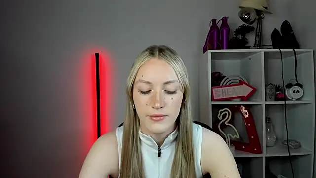 Snapshot of EvelynBlond chatting on 05/26/26, 12:34 EvelynBlond online show from 05/26/26, 12:34