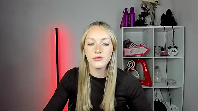 Snapshot of EvelynBlond chatting on 05/27/26, 12:35 EvelynBlond online show from 05/27/26, 12:35