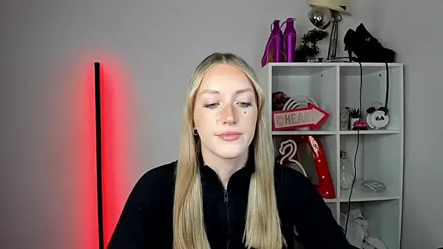 Snapshot of EvelynBlond chatting on 06/01/26, 12:40 EvelynBlond online show from 06/01/26, 12:40