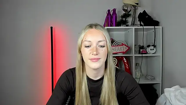 Snapshot of EvelynBlond chatting on 06/02/26, 12:40 EvelynBlond online show from 06/02/26, 12:40