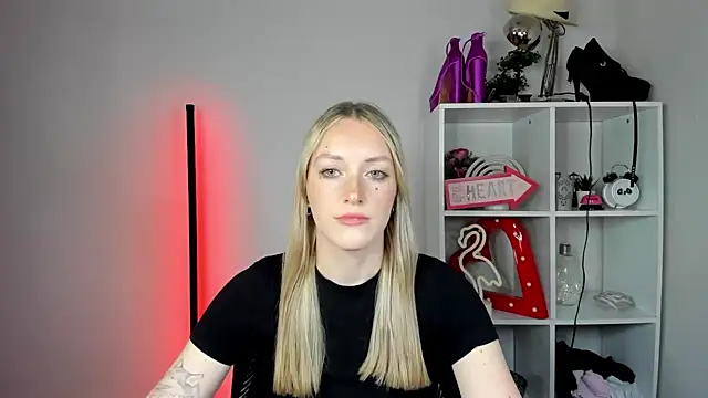 Snapshot of EvelynBlond chatting on 06/04/26, 12:22 EvelynBlond online show from 06/04/26, 12:22