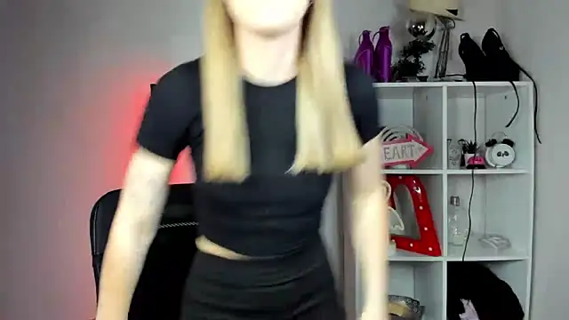 Snapshot of EvelynBlond chatting on 06/05/26, 12:33 EvelynBlond online show from 06/05/26, 12:33