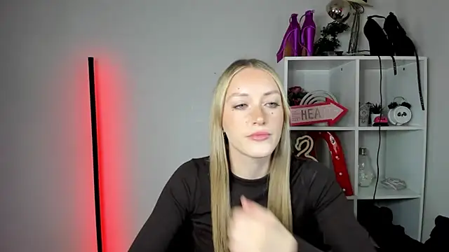 Snapshot of EvelynBlond chatting on 06/08/26, 12:38 EvelynBlond online show from 06/08/26, 12:38