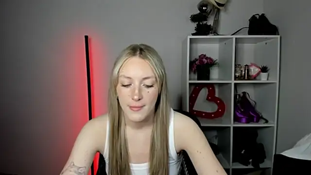 Snapshot of EvelynBlond chatting on 07/09/26, 12:42 EvelynBlond online show from 07/09/26, 12:42