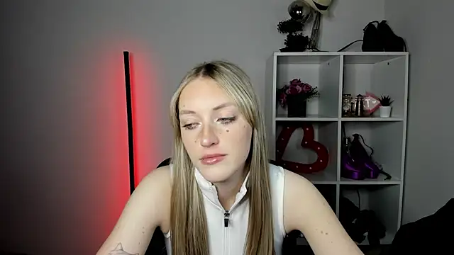Snapshot of EvelynBlond chatting on 07/10/26, 12:41 EvelynBlond online show from 07/10/26, 12:41