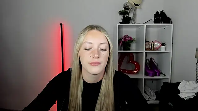 Snapshot of EvelynBlond chatting on 07/17/26, 12:45 EvelynBlond online show from 07/17/26, 12:45