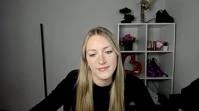Snapshot of EvelynBlond chatting on 07/21/26, 12:51 EvelynBlond online show from 07/21/26, 12:51