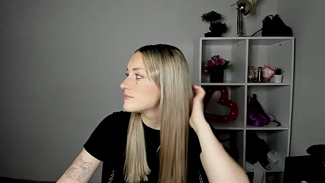 Snapshot of EvelynBlond chatting on 07/22/26, 12:41 EvelynBlond online show from 07/22/26, 12:41