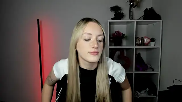 Snapshot of EvelynBlond chatting on 07/23/26, 12:58 EvelynBlond online show from 07/23/26, 12:58