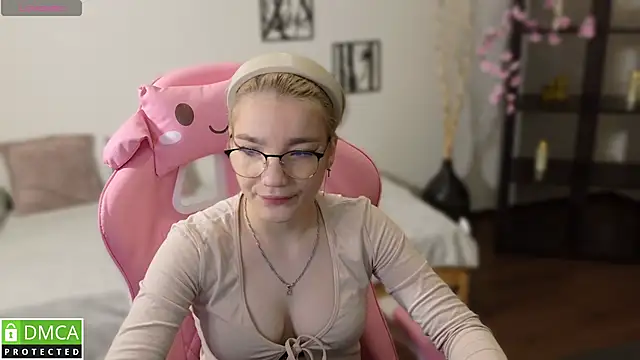 Megan Lora online show from 11/26/25, 01:06