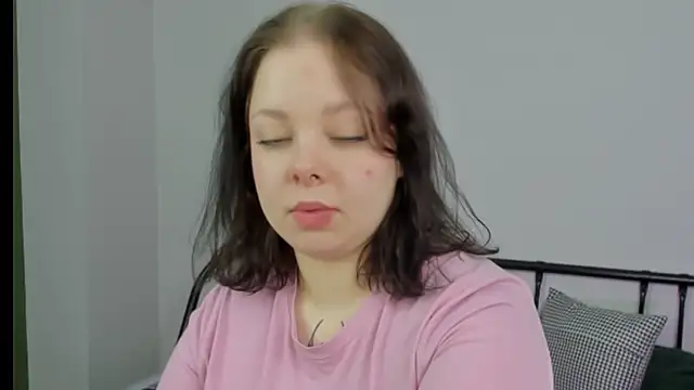 Snapshot of Vlada_vv chatting on 05/19/26, 05:25 Vlada vv online show from 05/19/26, 05:25