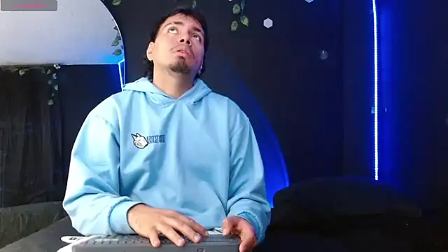 Snapshot of Henry_villa23 chatting on 07/18/26, 03:44 Henry villa23 online show from 07/18/26, 03:44