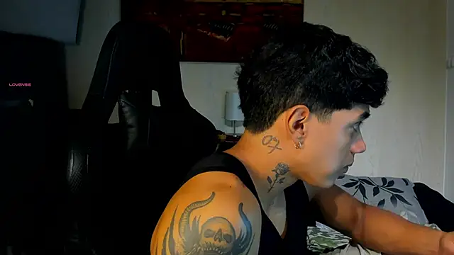 Snapshot of aress_damon chatting on 11/28/25, 08:00 aress damon online show from 11/28/25, 08:00