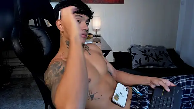 Snapshot of aress_damon chatting on 12/18/25, 10:05 aress damon online show from 12/18/25, 10:05