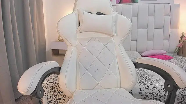 mask red girl online show from 04/25/26, 01:25