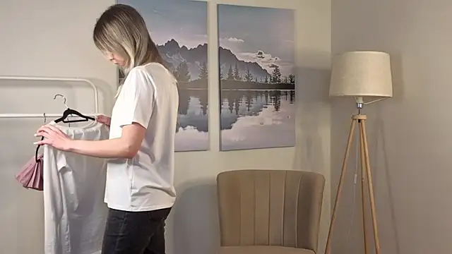 ElaneHamper online show from 11/25/25, 04:12