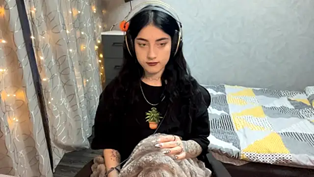 Snapshot of Meowluly chatting on 12/03/25, 09:24 Meowluly online show from 12/03/25, 09:24