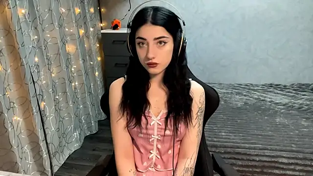 Snapshot of Meowluly chatting on 12/04/25, 09:45 Meowluly online show from 12/04/25, 09:45