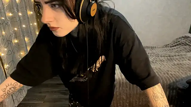 Snapshot of Meowluly chatting on 12/17/25, 08:48 Meowluly online show from 12/17/25, 08:48