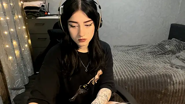 Snapshot of Meowluly chatting on 12/18/25, 09:54 Meowluly online show from 12/18/25, 09:54