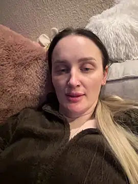 Snapshot of TomilaSi chatting on 12/17/25, 01:00 TomilaSi online show from 12/17/25, 01:00