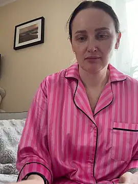 Snapshot of TomilaSi chatting on 12/18/25, 11:27 TomilaSi online show from 12/18/25, 11:27